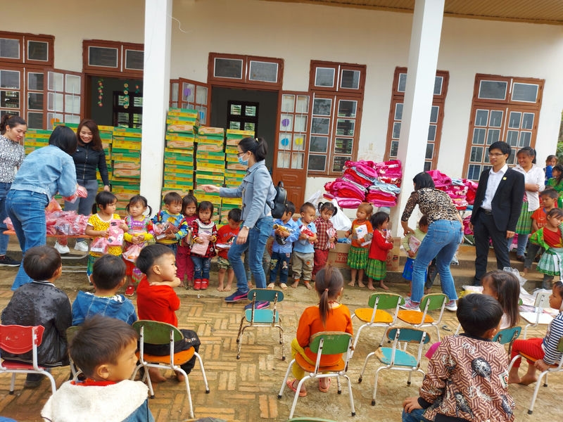 Vạn An Group trao tặng quà và đồ dùng đến bà con xã Huy Thượng, Phù Yên, Sơn La