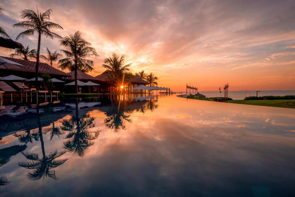 Cảnh hoàng hôn tại The Anam Cam Ranh