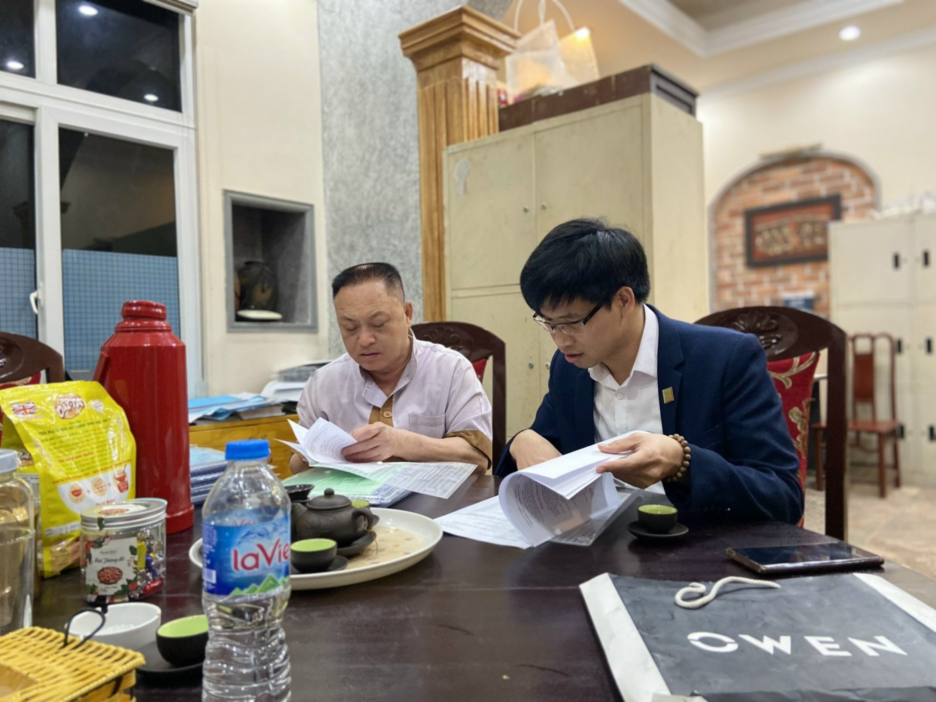 Gặp gỡ khách hàng, tiếp nhận thông tin dự án