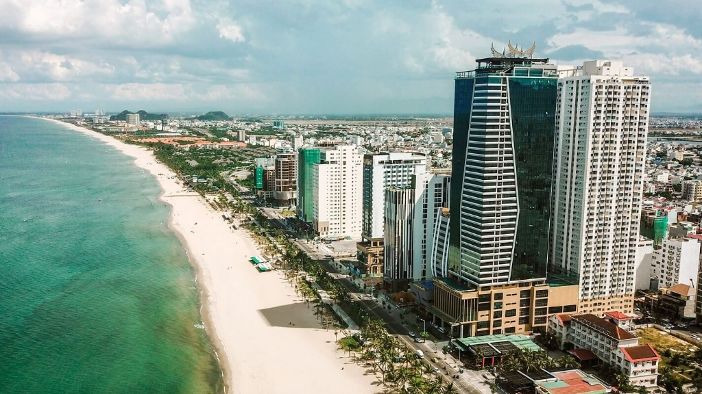 Khách sạn sang trọng này có 41 tầng và 583 phòng hiện đại