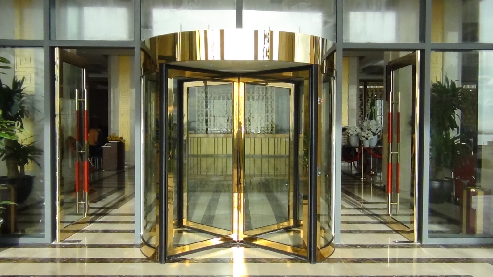 Thiết kế cửa sảnh khách sạn