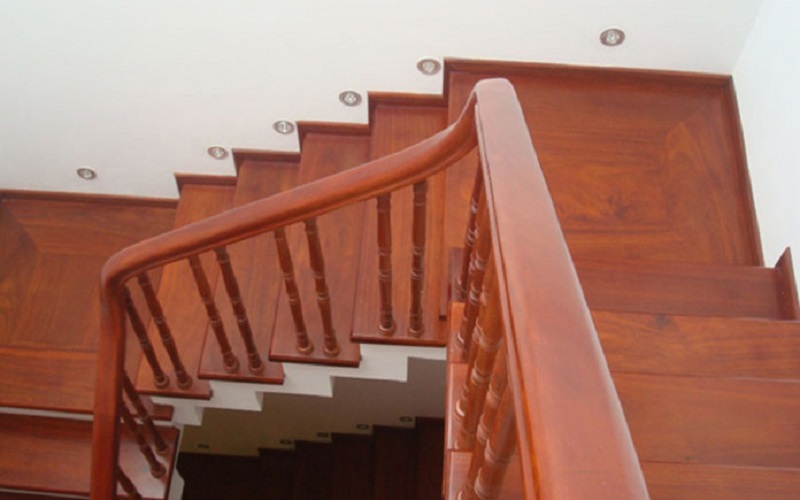 Cầu thang làm từ gỗ Sao