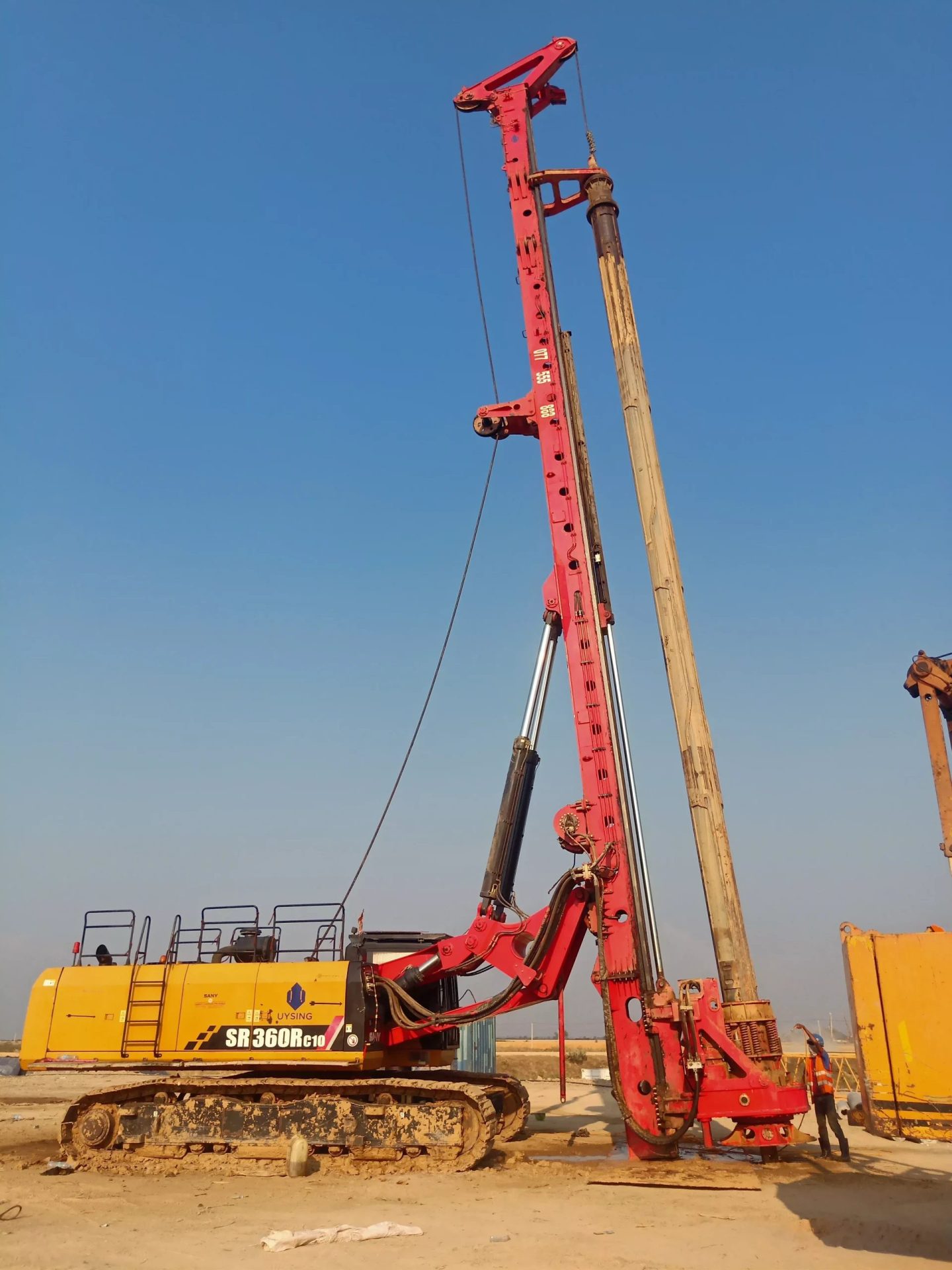 Máy khoan cọc là thiết bị được sử dụng để đóng cọc móng