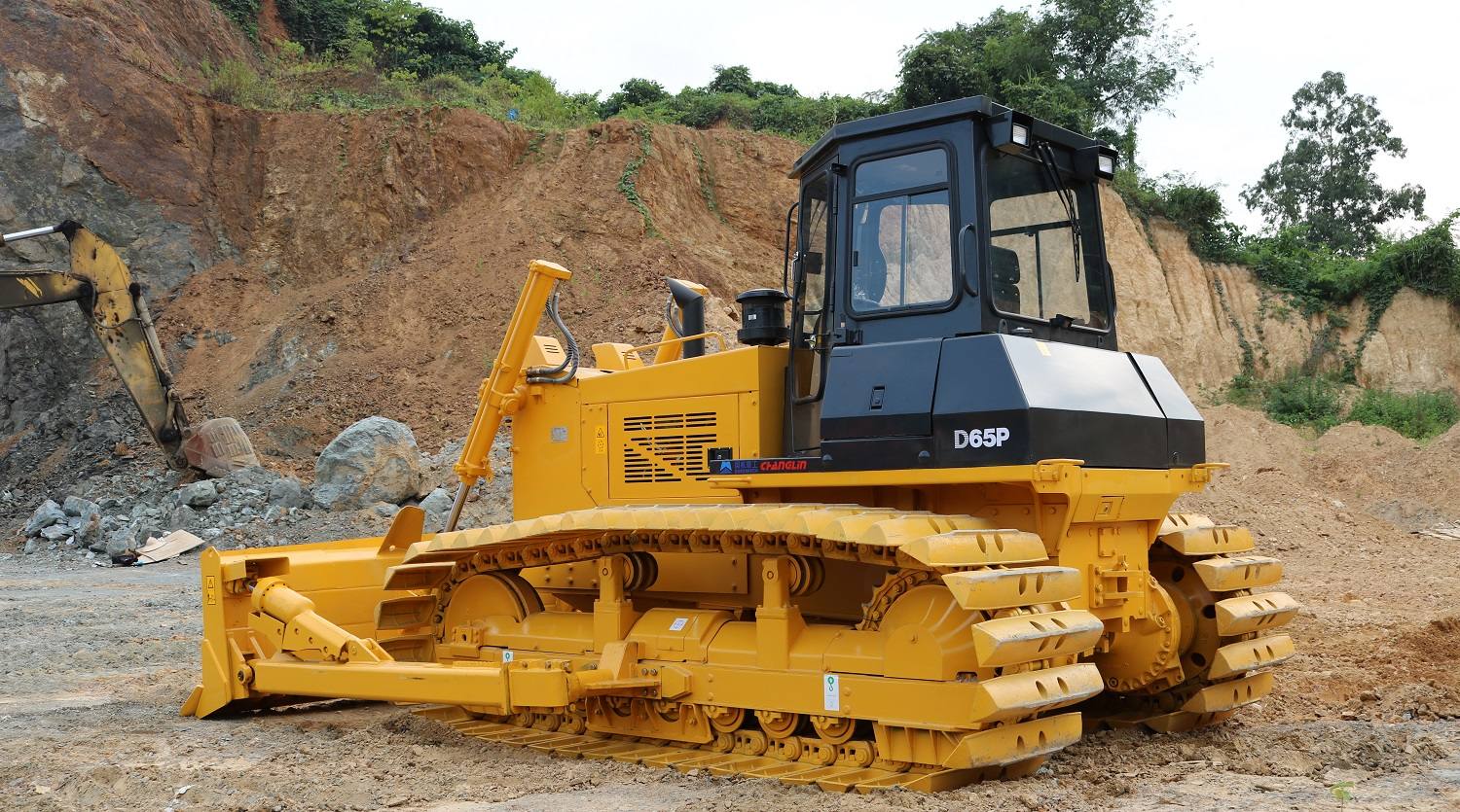 Máy ủi là thiết bị được sử dụng để san lấp