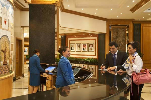 Phục vụ du khách nước ngoài khi không kịp đổi tiền