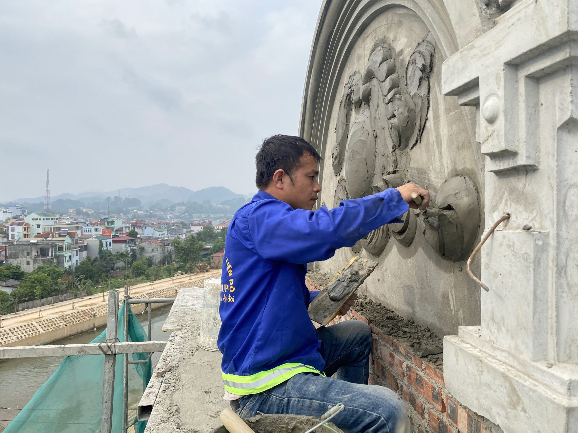 Trang trí mái hiên bằng phào chỉ ngoài trời