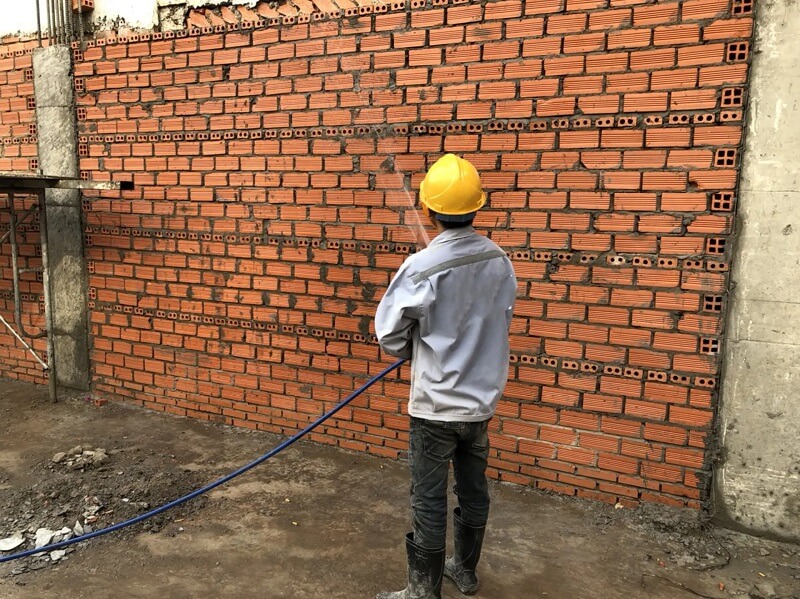 Tưới nước dưỡng ẩm cho tường trong ít nhất 7 ngày để vữa có đủ thời gian ninh kết