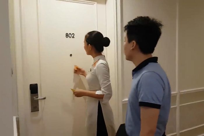 Vì sao phải gõ cửa trước khi nhận phòng