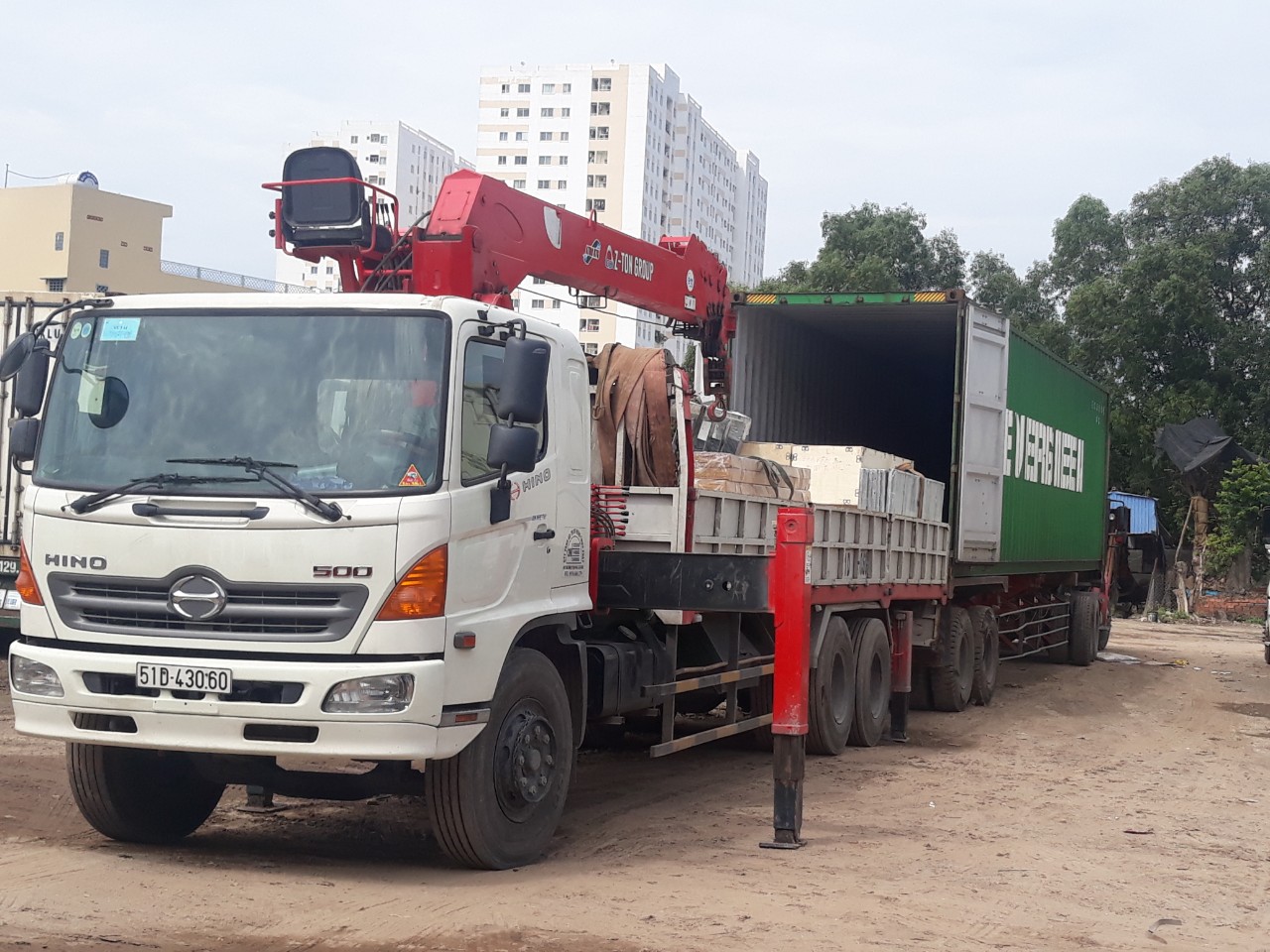 Máy cẩu, còn gọi là xe cẩu hoặc cần cẩu