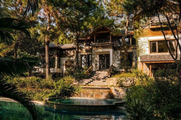 Resort nên được đặt tại vị trí không gian rộng, gần gũi với thiên nhiên