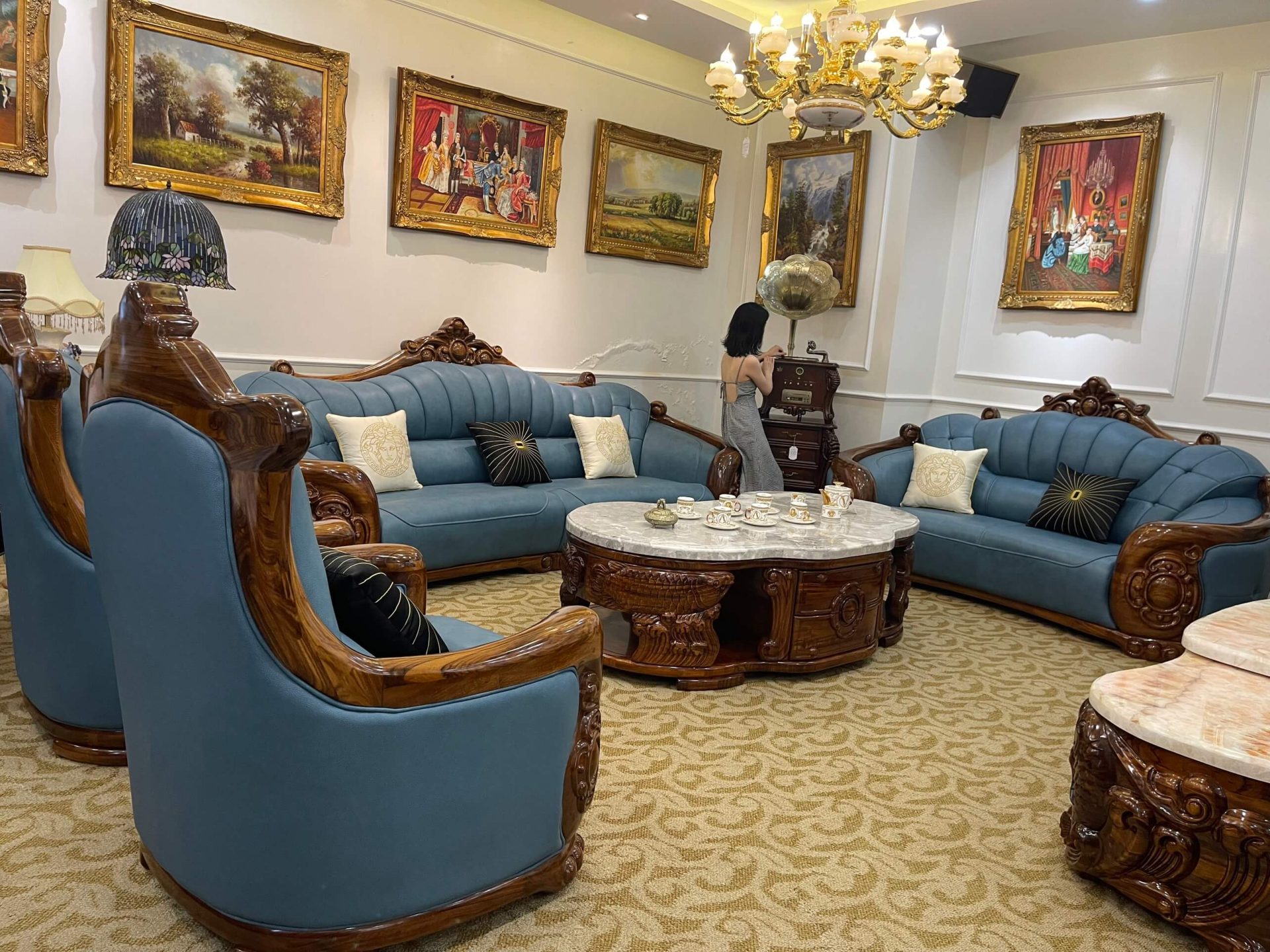 Bộ ghế sofa làm từ gỗ mun có giá trị rất cao