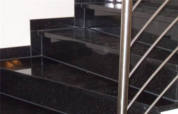 Màu đen với vân lông chuột mịn, bề mặt mịn màng, dễ lau chùi và bảo dưỡng