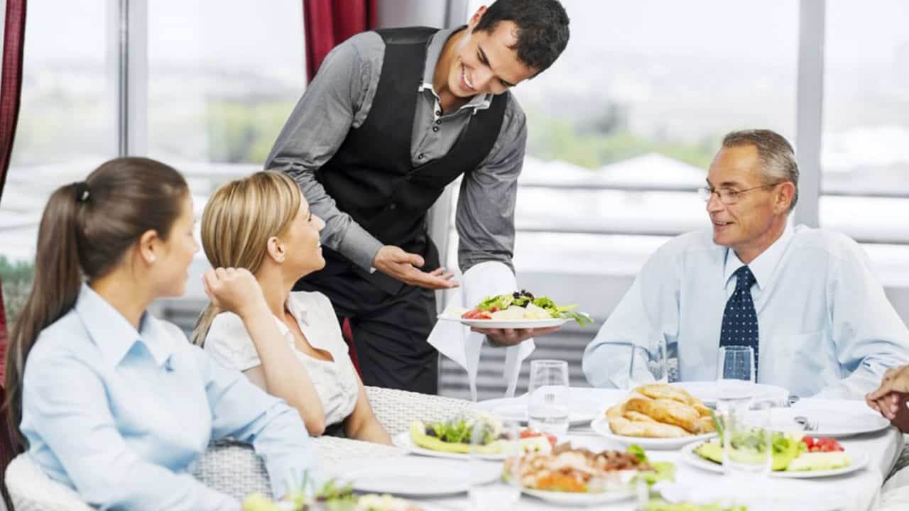 Phục vụ đồ uống, đồ ăn cho thực khách