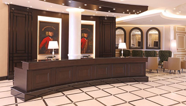 Sự tối giản với background được trang trí những bức tranh cổ điển