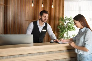 Tại sao lương của Receptionist lại cao?