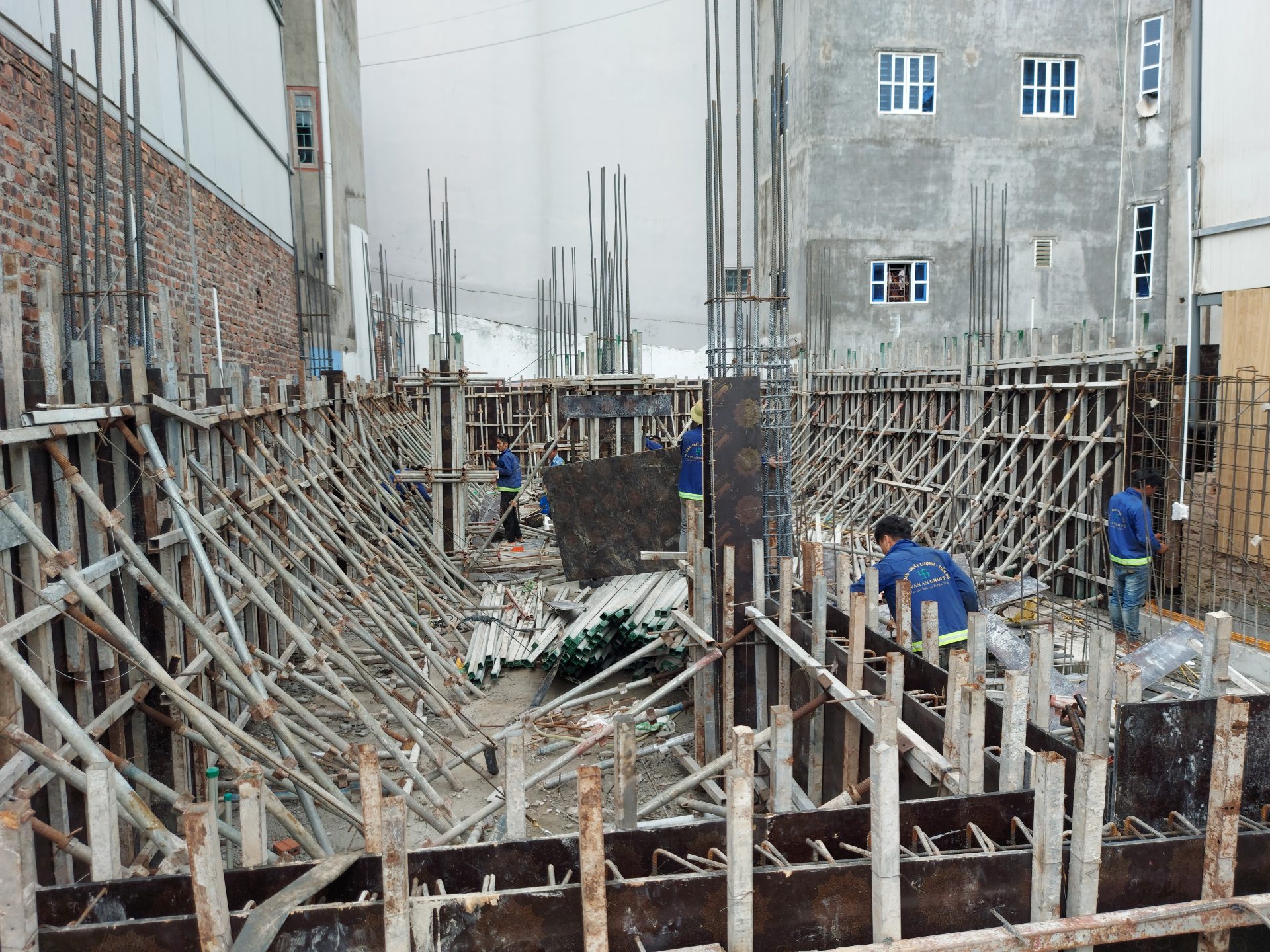 Xây dựng khung sau khi đào móng xong