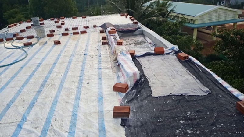 Phủ những lớp nilong để giữ ẩm cho bê tông