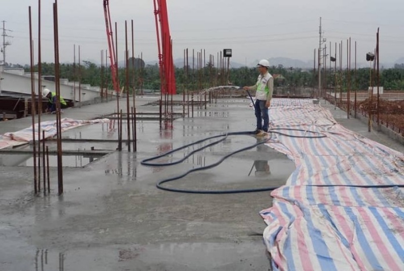 Cấp nước giữ độ ẩm cho bê tông trong 7 ngày đầu rất quan trọng