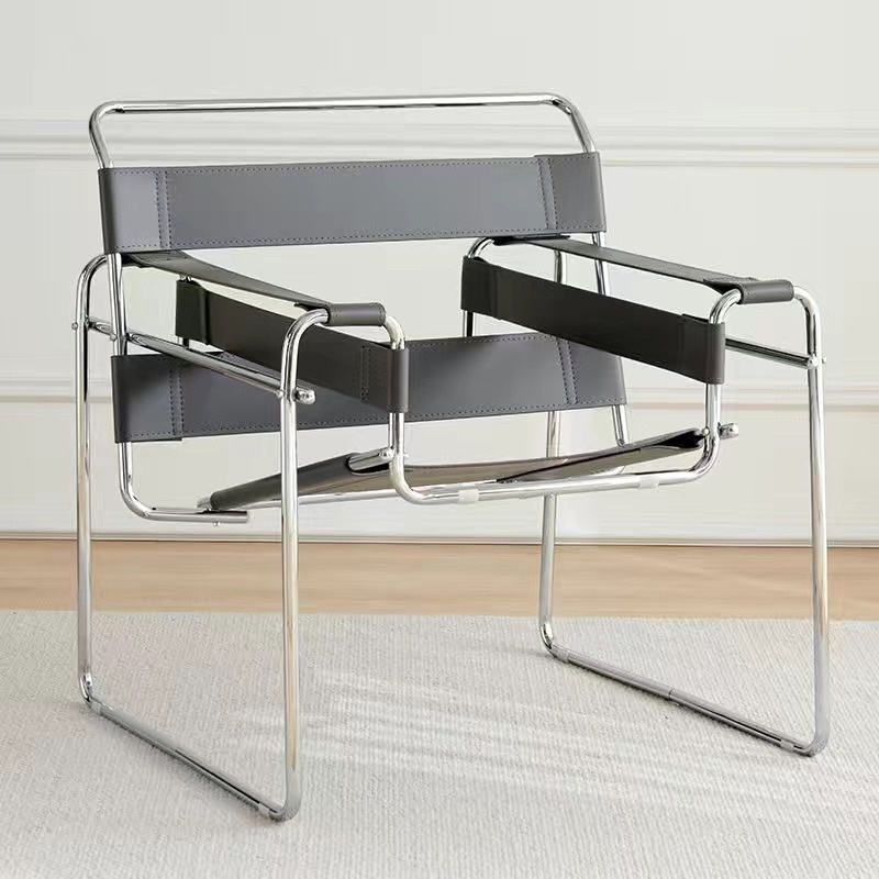 Ghế Wassily được Marcel Breuer thiết kế vào năm 1925–1926 khi ông là người đứng đầu xưởng làm tủ tại Bauhaus , ở Dessau , Đức