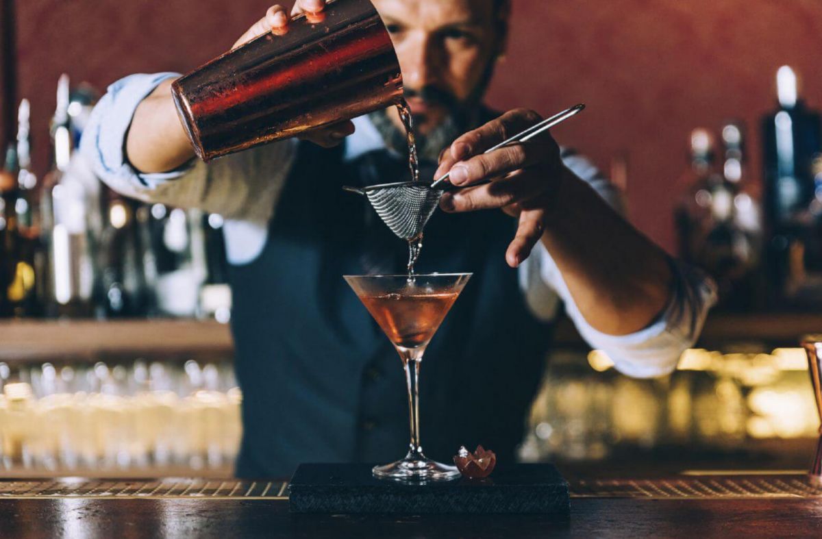 Nhân viên pha chế (Bartender)