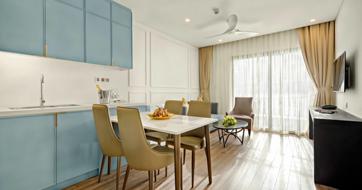 Phòng khách Corner Suite tại Wyndham Danang Golden Bay Hotel