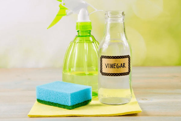 Sử dụng giấm trắng để tẩy xi măng
