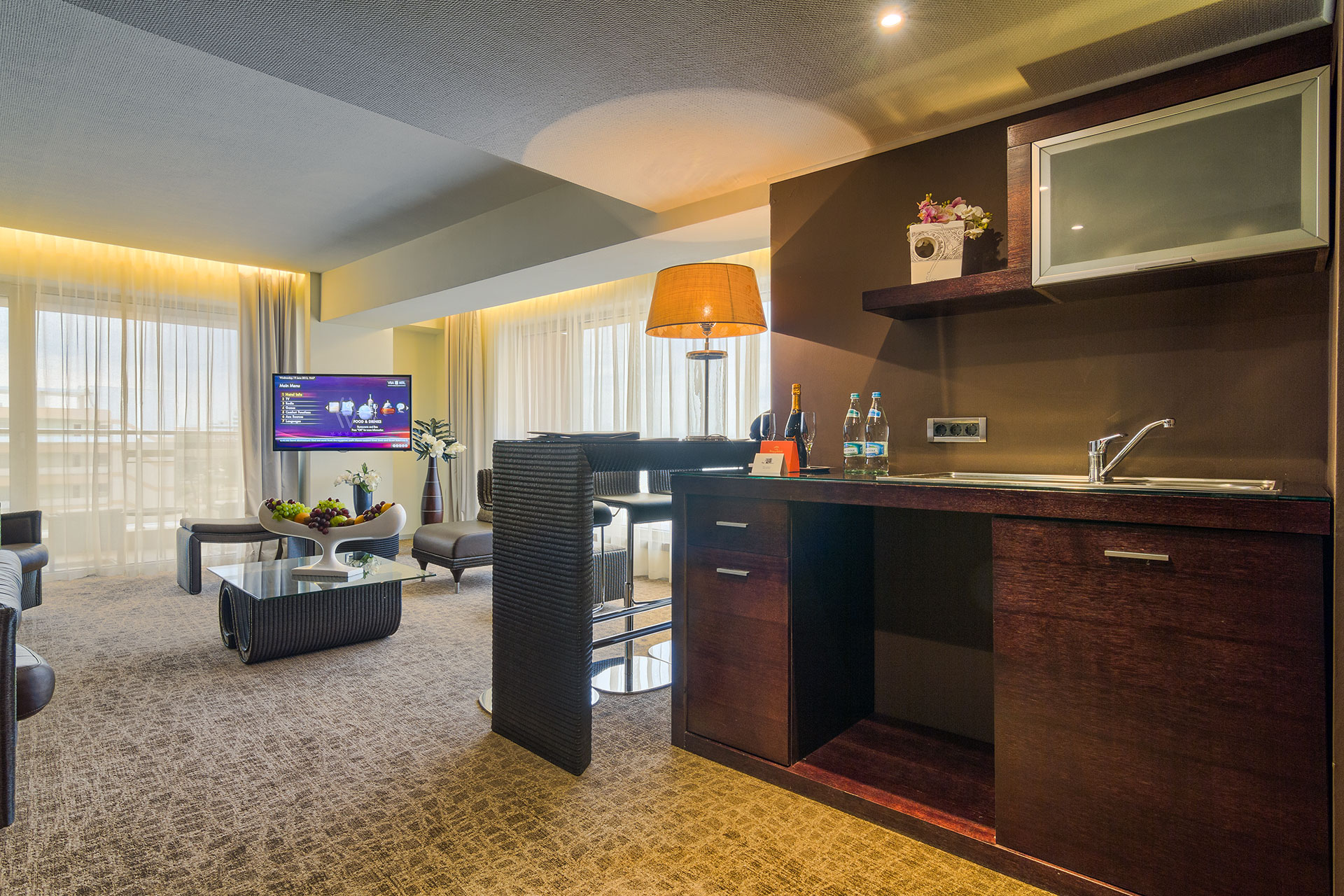 Khu bếp trong phòng buồng phòng Senior Suite khách sạn 4-5 sao