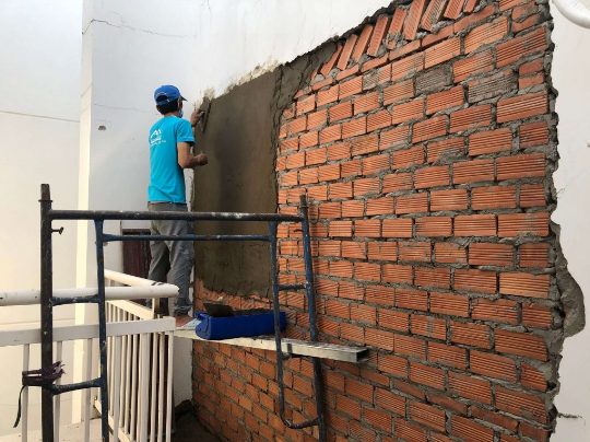 Đối với tường thẳng bằng gạch thẻ