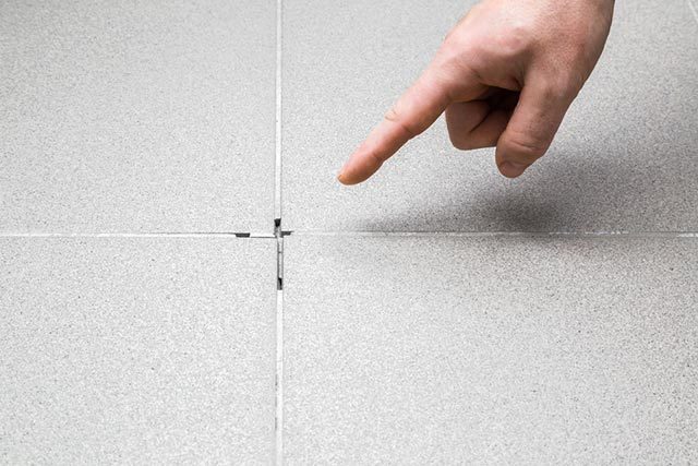 Chà ron gạch định kỳ để tăng tính thẩm mỹ của sàn gạch, tường,..