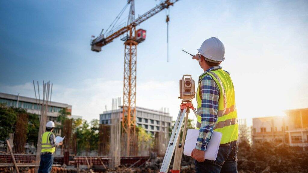 Construction site được trang bị các thiết bị chuyên dụng, bao quanh rào chắn,..