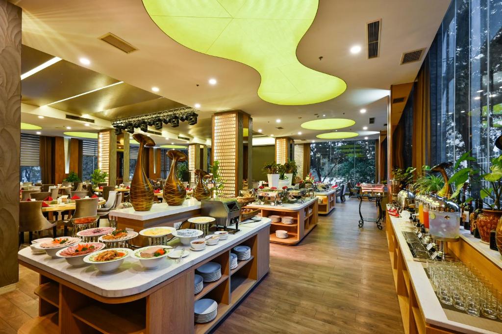 Nội thất khu vực phòng ăn tại khách sạn Mường Thanh