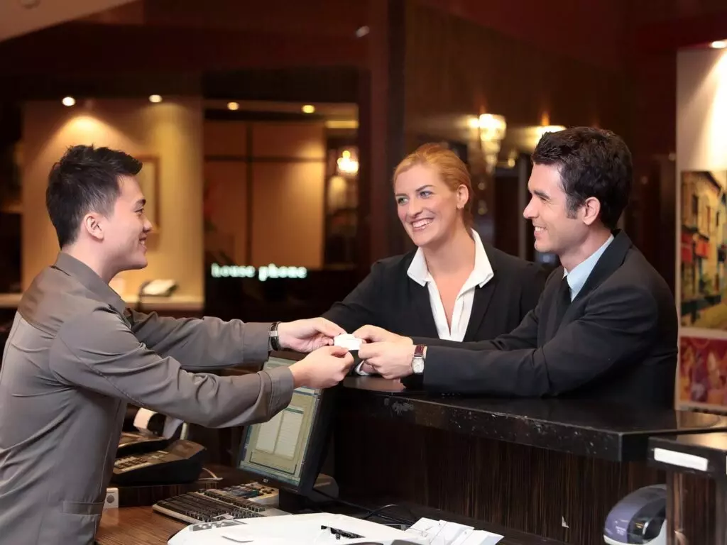 Bước 2: Check-in và cập nhật thông tin khách hàng