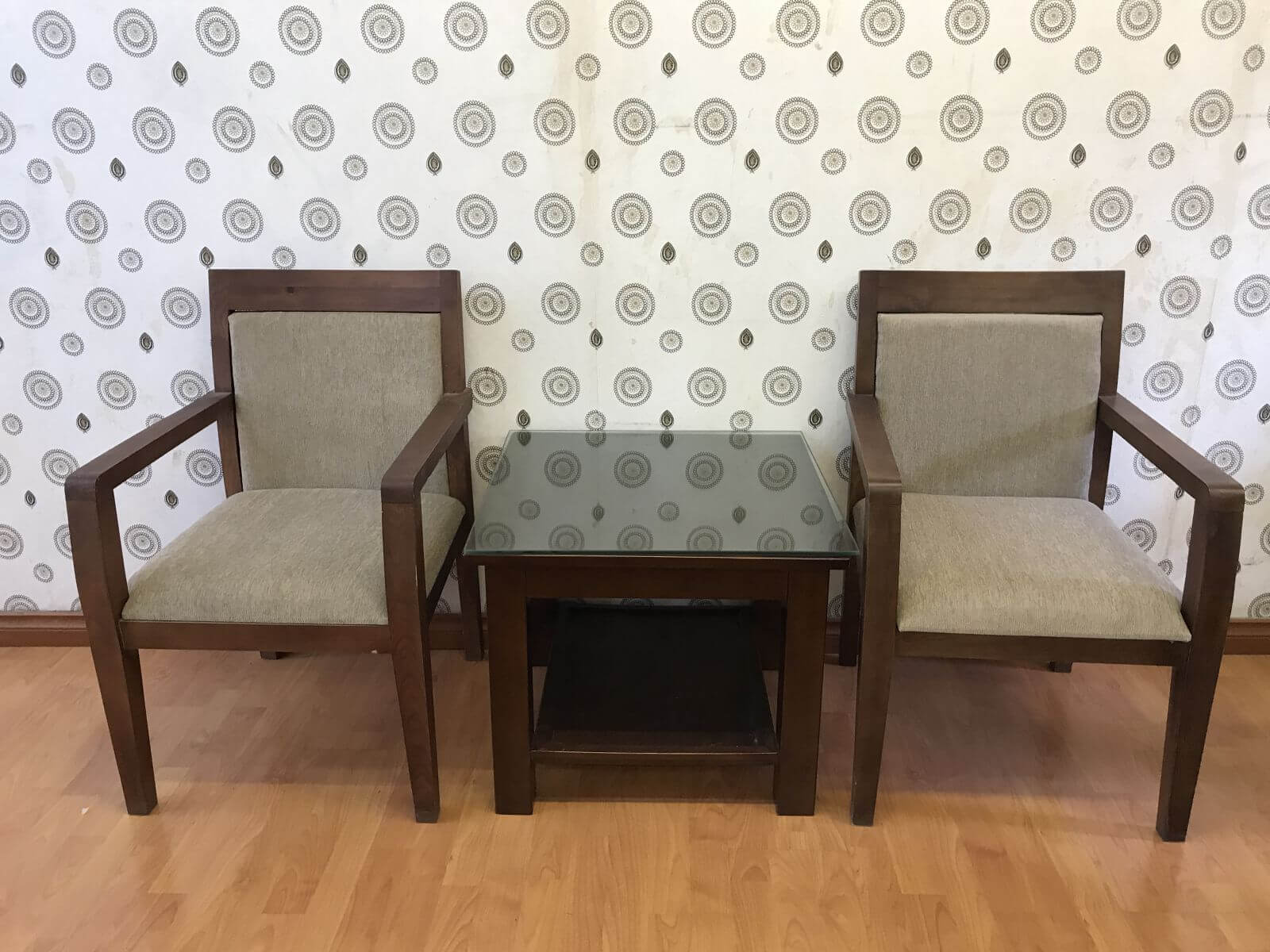 Kích thước bàn ghế cần phù hợp với diện tích phòng