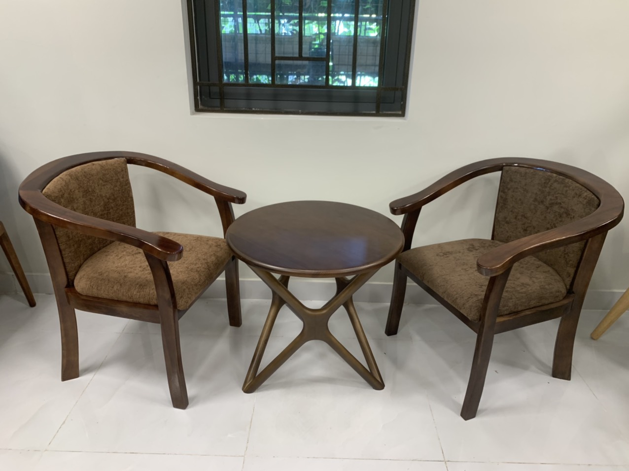 Phong cách thiết kế của bàn ghế phù hợp với tổng thể kiến trúc