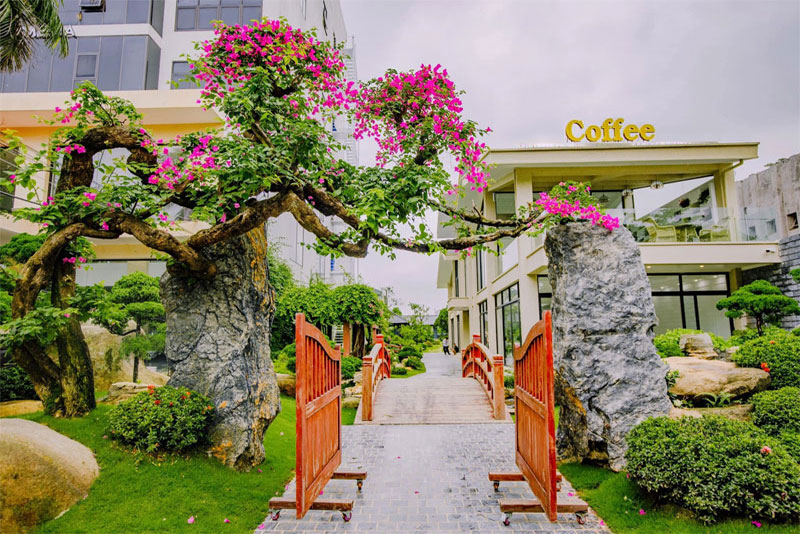 Sử dụng cây bonsai cùng cách bố trí cây cầu tạo sự lãng mạn
