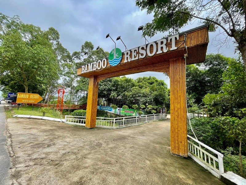 Cổng resort phong cách gần gũi với thiên nhiên