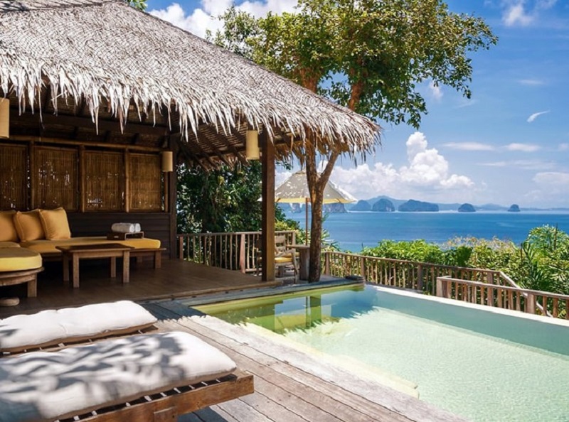 Khu vực ngoài trời đầy thơ mộng với hồ bơi riêng và cảnh quan thiên nhiên tuyệt đẹp.