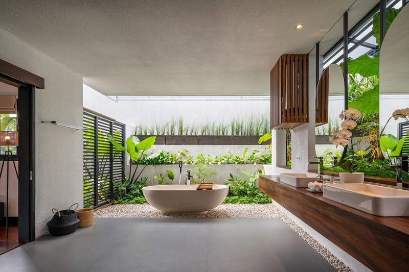 Phòng tắm resort mở với không gian xanh