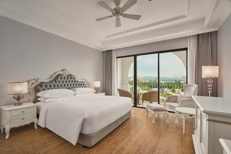 Phòng deluxe có tông màu trắng chủ đạo, thanh lịch