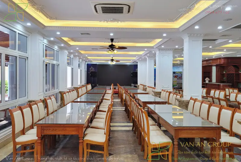 Phòng họp hội nghị được thiết kế với cửa kính lớn