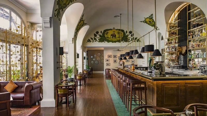 Quầy bar được làm từ gỗ cao cấp, tinh tế