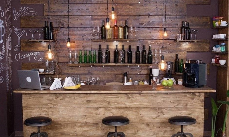 Quầy bar với nội thất làm bằng gỗ