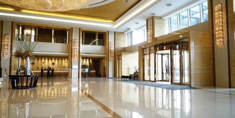 Sảnh khách sạn rộng rãi, sang trọng