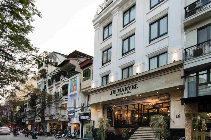 JM Marvel Hotel & Spa nổi bật với gam màu trắng và các khung cửa sổ lớn