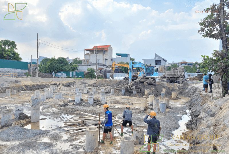 Đào đất hố móng đến cao độ đáy đài móng và dọn dẹp thủ công hố móng