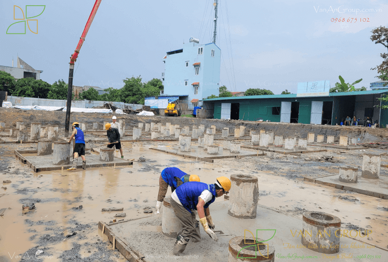 Đổ bê tông lót móng và trắc đạc xác định vị trí dầm, cột