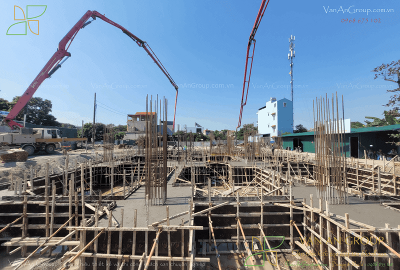 Lắp đặt cốt thép đài, giằng móng và lắp dựng ván khuôn, đổ bê tông
