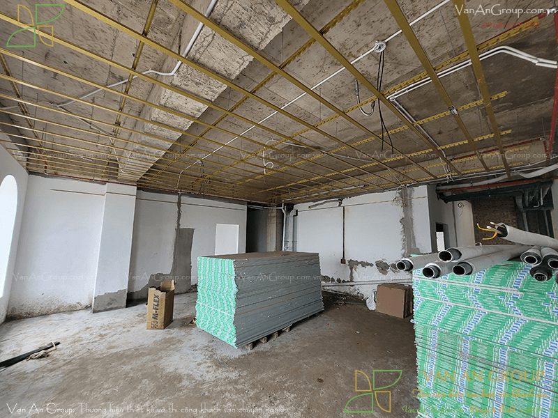 Chuẩn bị vật liệu để thi công trần thạch cao khách sạn