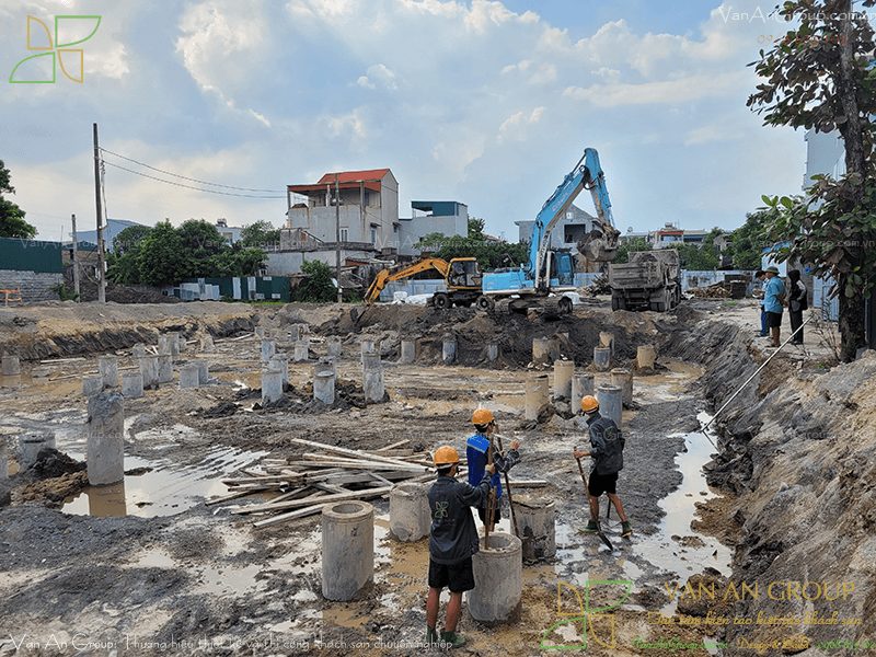 Đào đất hố móng xung quanh các cọc đã ép đến cao độ đáy đài móng