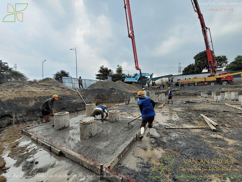 Đổ bê tông móng dưới sự giám sát chặt chẽ